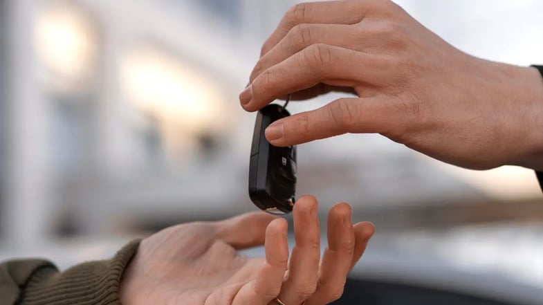 Movida (MOVI3) salta quase 20% com balanço do 3T25; veja se vale a pena investir nas ações