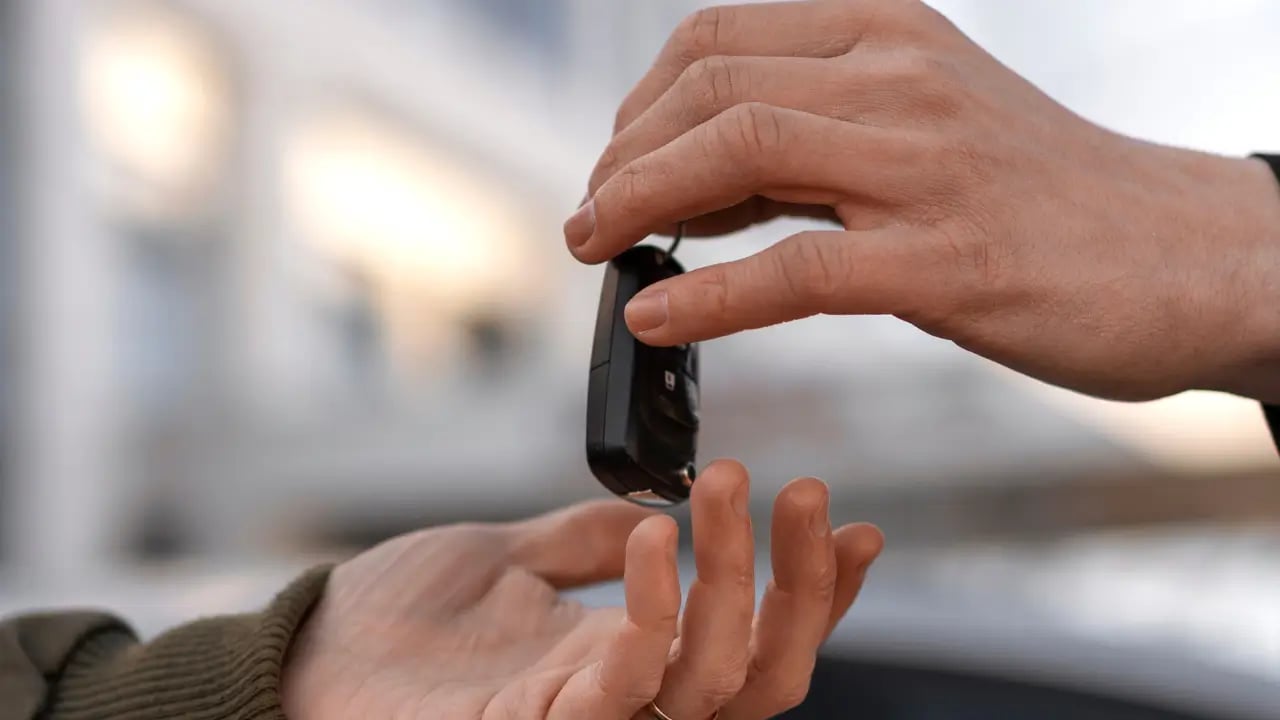 Movida (MOVI3) salta quase 20% com balanço do 3T25; veja se vale a pena investir nas ações