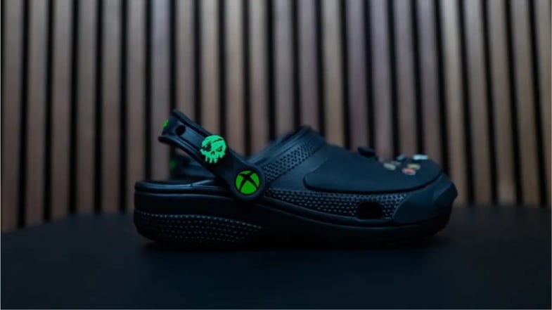 Crocs (CROX): lucro cai -10,7% no 1T26, mas ação sobe no ano