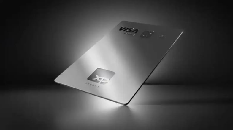 Cartão XP Legacy oferece até 9,5 pontos por dólar e acesso a salas VIP