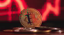 Bitcoin e Ethereum operam em forte queda em resposta às tarifas de Trump