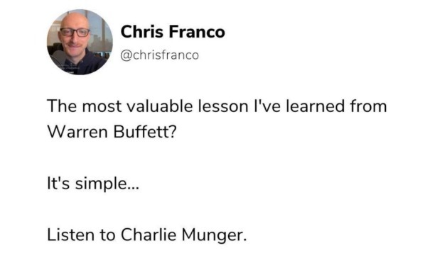 Tweet de Chris Franco diz “a melhor lição do Buffett é ouvir o Charlie Munger”.
