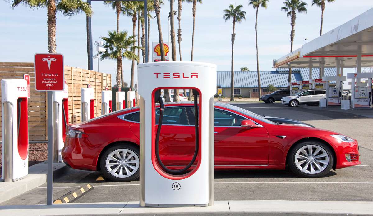 O aumento da fabricação de carros elétricos faz parte do plano Tesla para reduzir o uso de combustíveis fósseis. 
