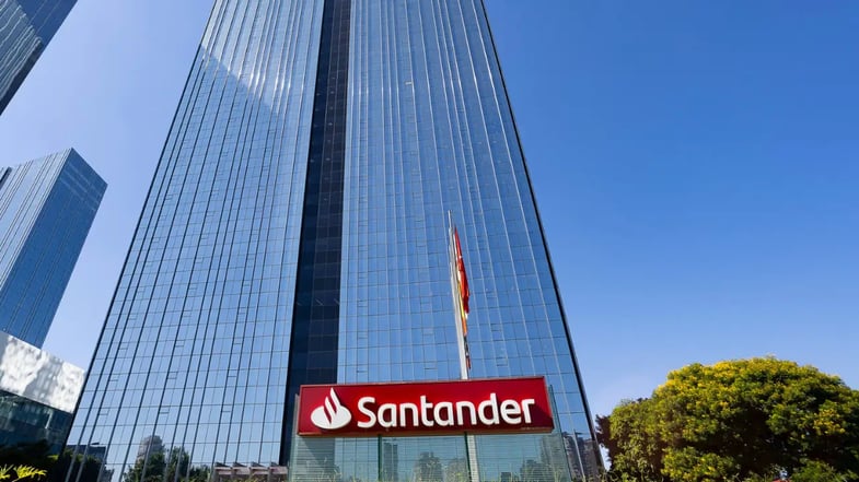 Santander (SANB11) registra lucro de R$ 3,7 bi no 2T25, em linha com o esperado