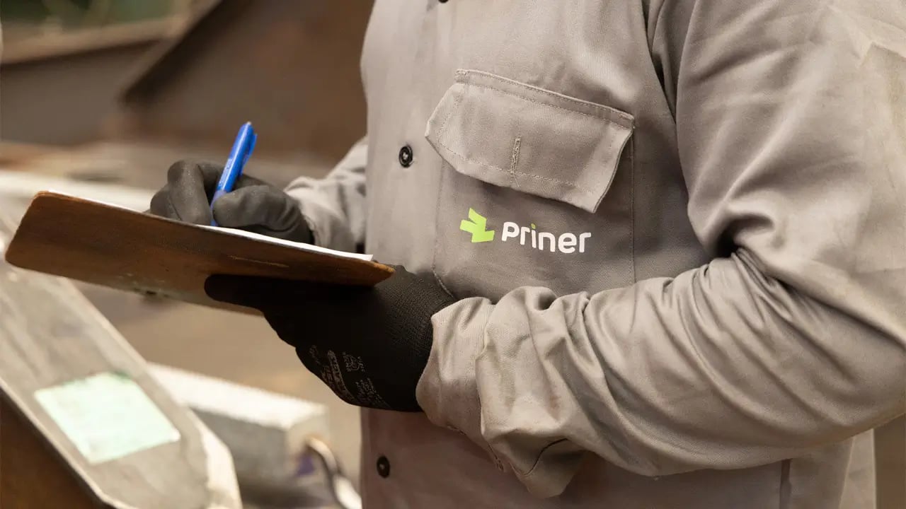 Priner (PRNR3) vê lucro cair 60% no 4T25: é hora de cautela ou compra?