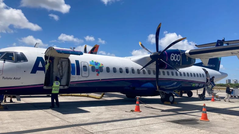 Azul (AZUL4) despenca com prejuízo bilionário e reestruturação em cheque