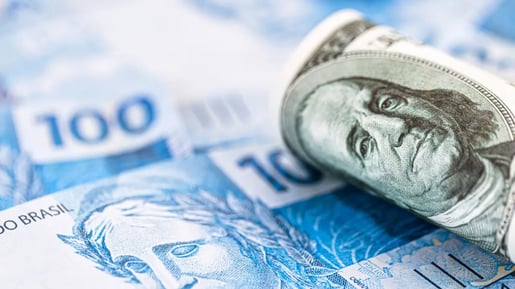 Dólar barato e crédito caro: onde investir em 2026