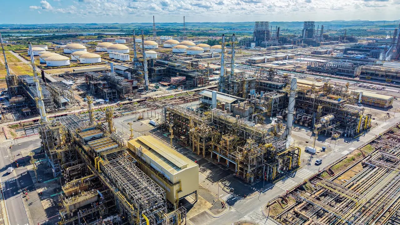 Ações da Petrobras (PETR4) seguem pressionadas mesmo com recorde operacional