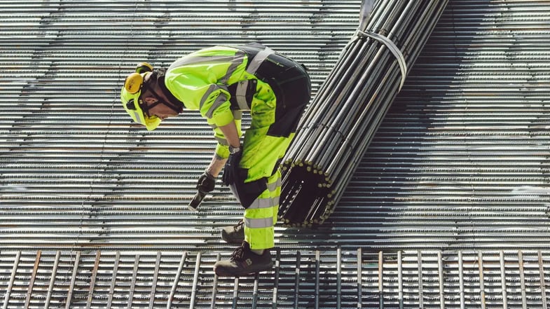 Usiminas reverte prejuízo e lucra R$ 129 mi no 4T25. Vale comprar agora?