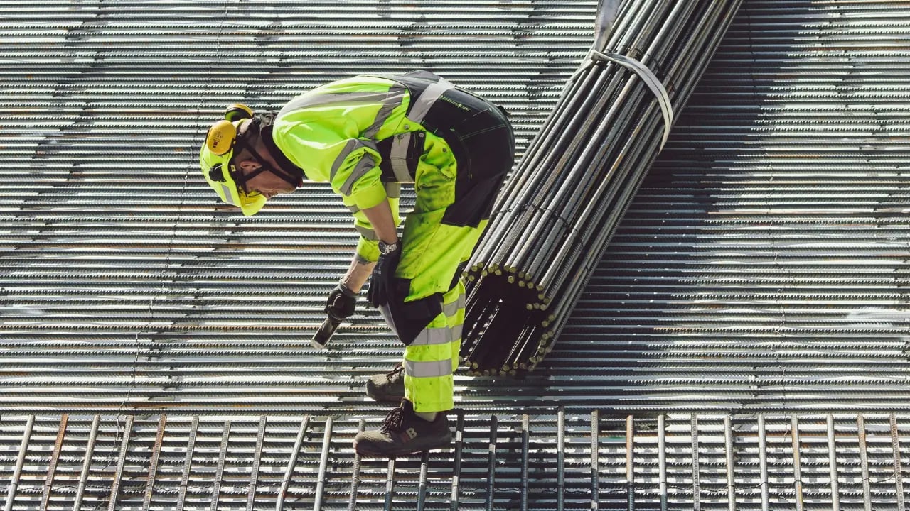 Usiminas reverte prejuízo e lucra R$ 129 mi no 4T25. Vale comprar agora?