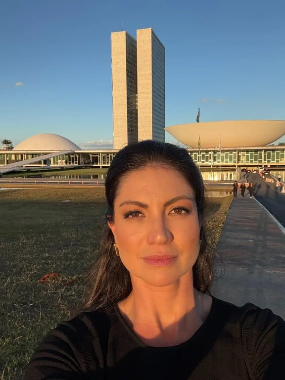 Marilia Fontes em frente a Praça dos Três Poderes em Brasília