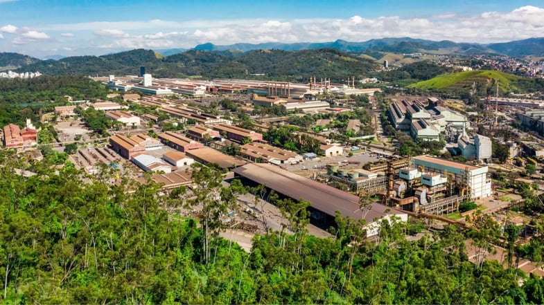 Lucro da Usiminas (USIM5) mais que dobrar no 1T26, para R$ 896 milhões