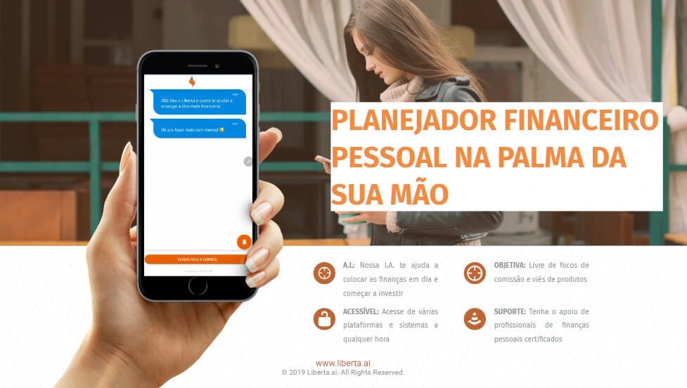 Slide da Liberta Ai de 2019 com o título “Planejador financeiro pessoal na palma da sua mão” e um chatbot de planejamento financeiro em um celular