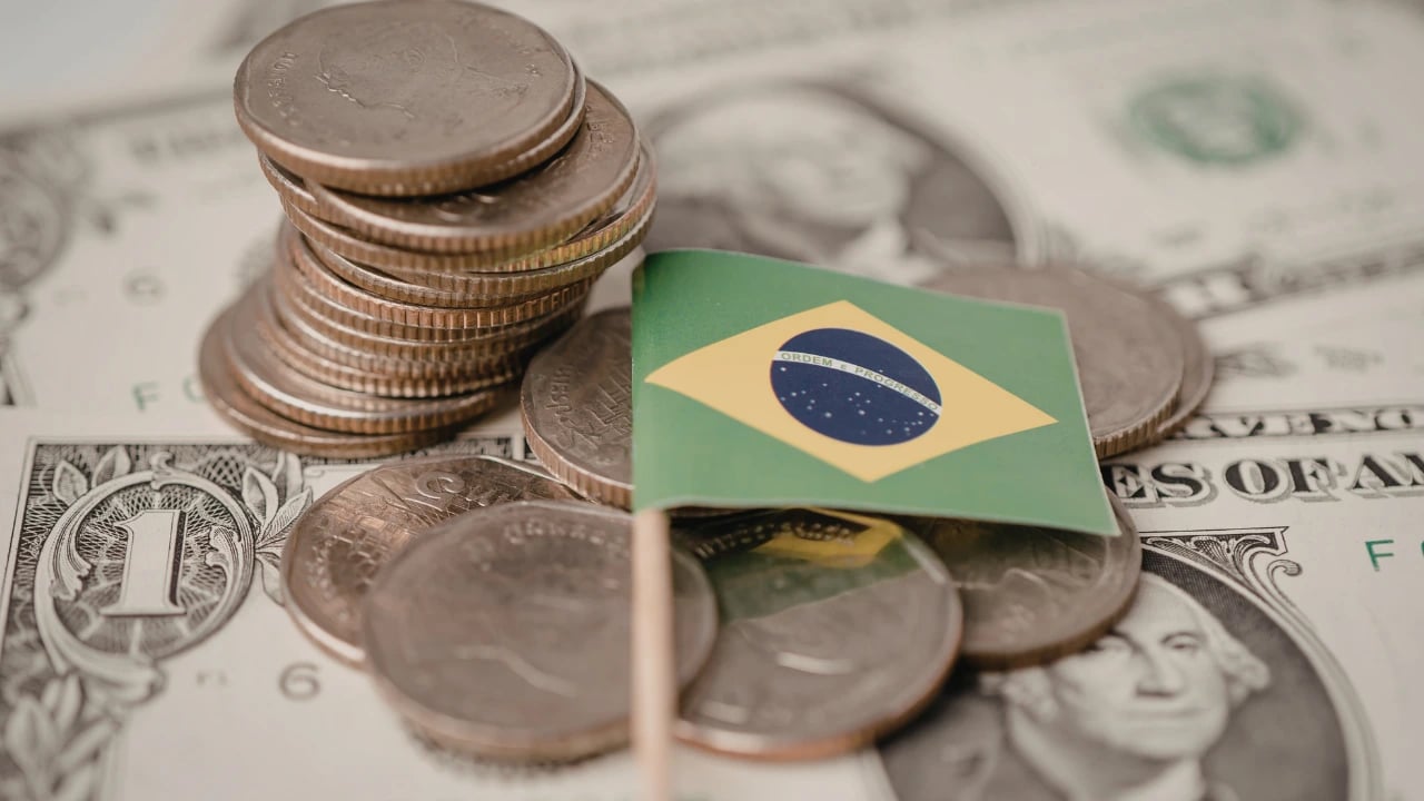 Por que manter dólar na carteira mesmo com o câmbio caindo