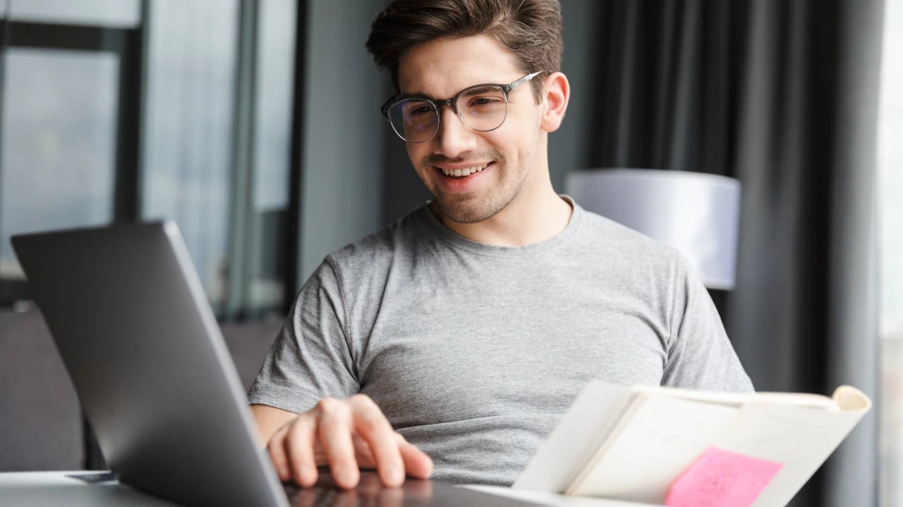 Homem mexendo no computador