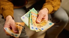 Taxa de desemprego da zona do euro cai a 6,2% em abril