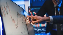 IRBR3 sobe mais de +65% em agosto. É hora de comprar a ação?
