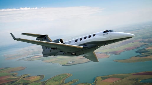 Embraer (EMBJ3) registra alta de 16% na receita no 3T25, mas lucro líquido recua 76%