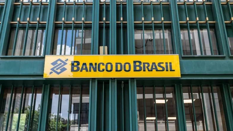 Ações de bancos caem com Lei Magnitsky, mas o risco real é a inadimplência