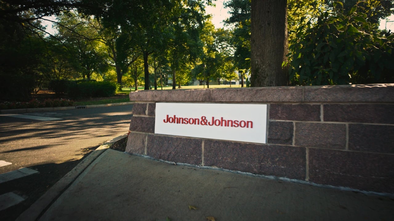 Johnson & Johnson (JNJ) divulga resultados do 2T26 acima das expectativas