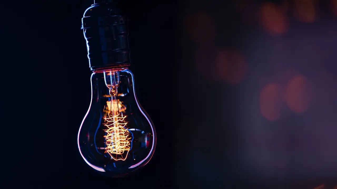 Neoenergia (NEOE3) lucra R$ 1,5 bi no 4T25. Vale comprar agora?