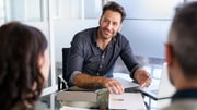 Modelo fee-based: como funciona e por que escolher esse formato