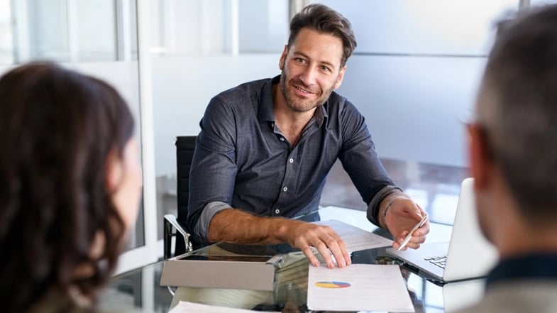 Modelo fee-based: como funciona e por que escolher esse formato