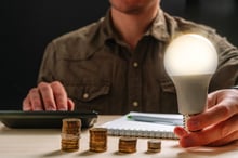 Como investir dinheiro e ter lucro mensal? Descubra como viver de renda