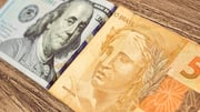Quanto o dólar precisa subir para empatar com a Selic? Fizemos a conta