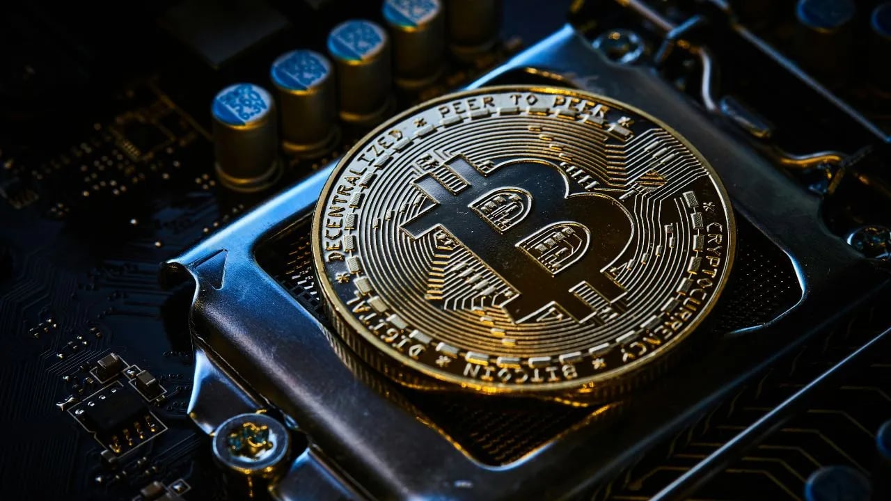 Bitcoin bate novo recorde aos US$ 113 mil: é hora de vender ou segurar?
