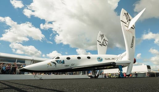 Virgin Galactic investiga perda de peça e está impedida de voar