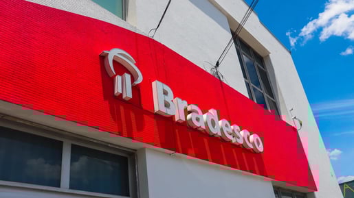 Bradesco (BBDC4) tem lucro de R$ 6,2 bi no 3T25 e mostra recuperação operacional