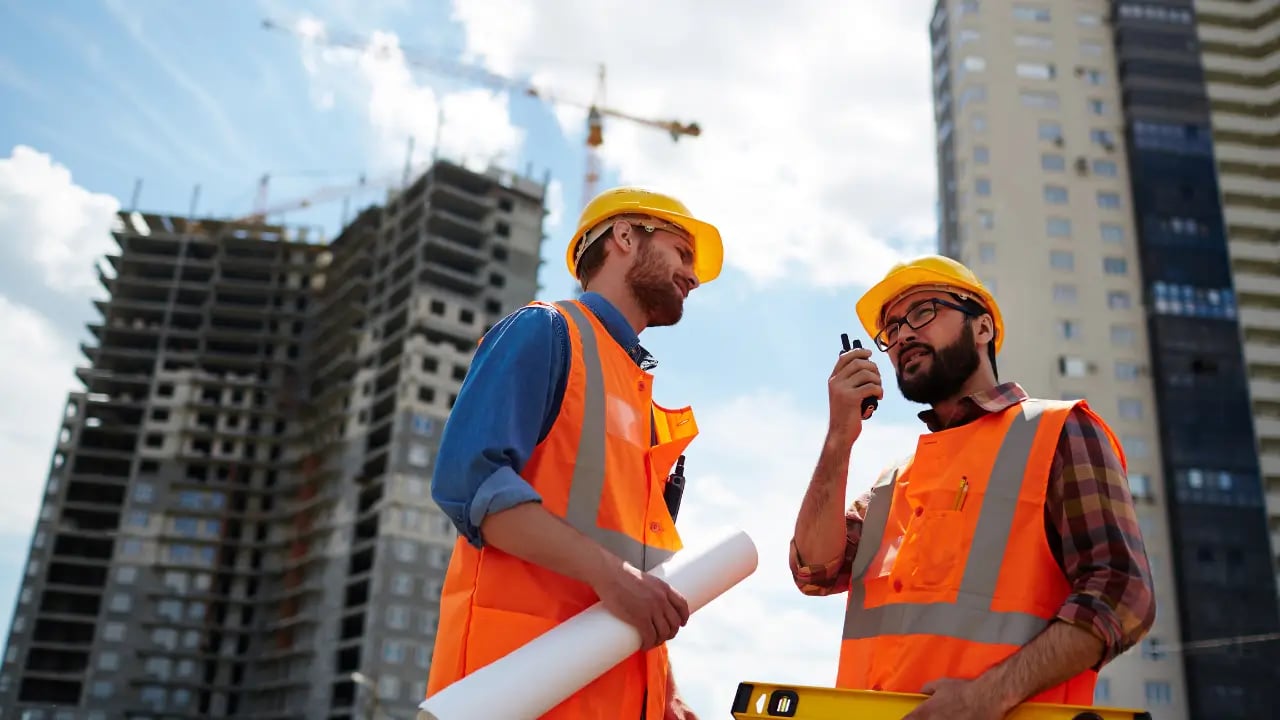 Alta do INCC pressiona construção civil e abre oportunidade na MRV (MRVE3)