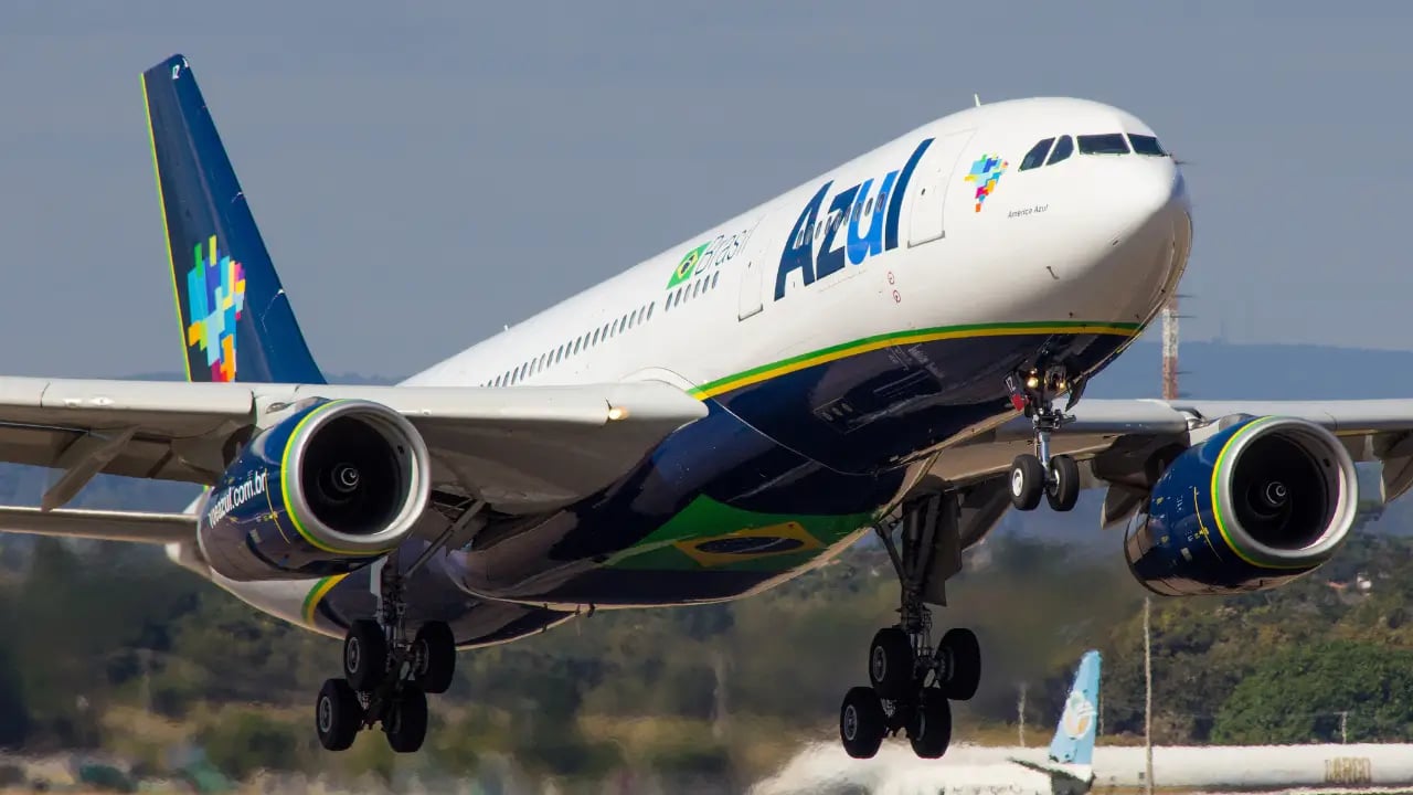 Azul (AZUL4) dispara mais de 60% nesta segunda-feira, 8; o que aconteceu?