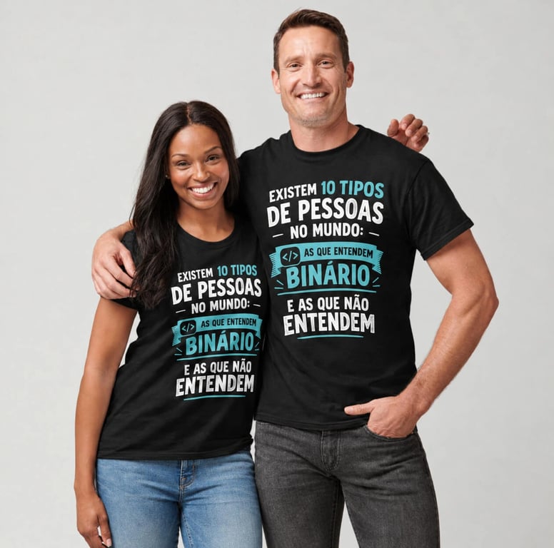Casal sorrindo com camisetas pretas estampadas com a frase “Existem 10 tipos de pessoas no mundo: as que entendem binário e as que não entendem”