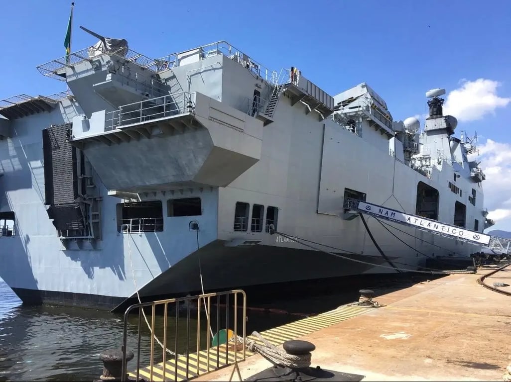 NAM Atlântico (A-140) é o maior navio de guerra da Marinha do Brasil e de toda a América Latina