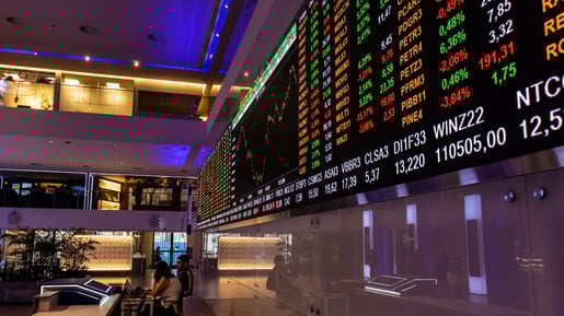 Ibovespa dispara 2,81% e retoma 122 mil pontos