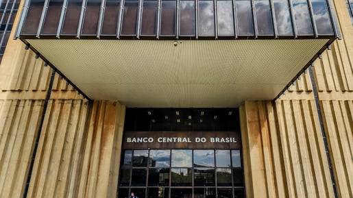 Copom corta juros, mas reconhece riscos de inflação: a contradição por trás da decisão