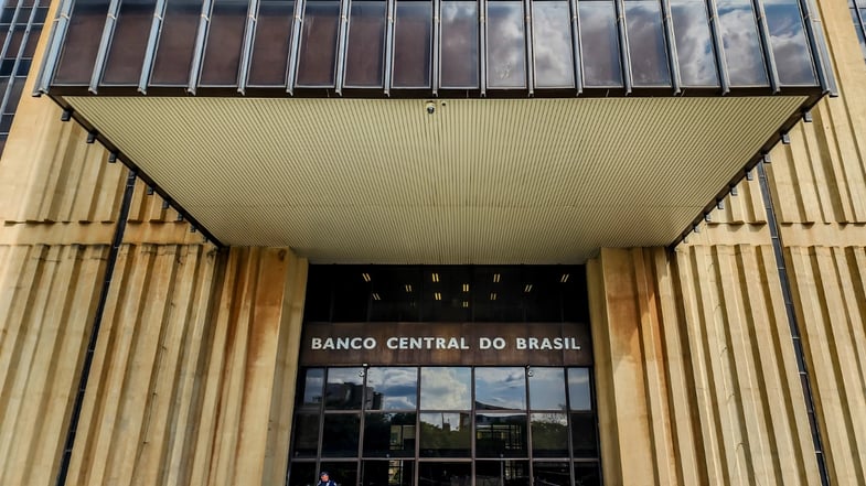 Copom corta juros, mas reconhece riscos de inflação: a contradição por trás da decisão