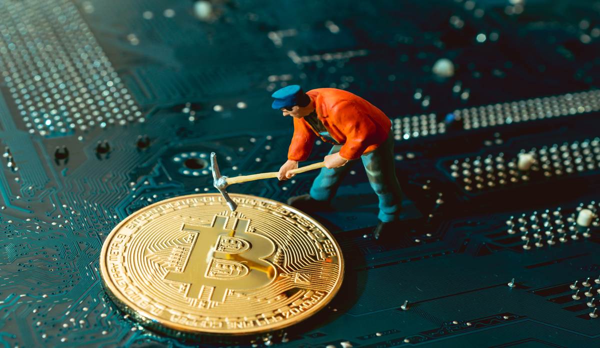 O halving do bitcoin é um mecanismo que reduz a recompensa dos mineradores. 