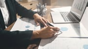 Buy and hold: o que é, como funciona e quando faz sentido