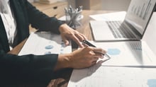 Buy and hold: o que é, como funciona e quando faz sentido