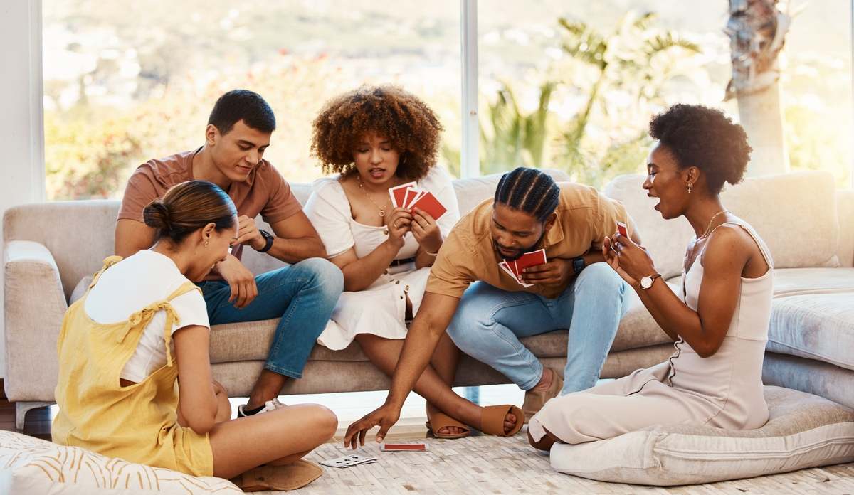 Crianças e adultos podem se divertir e aprender jogando Bolsa: Quem Compra Mais, Ganha!