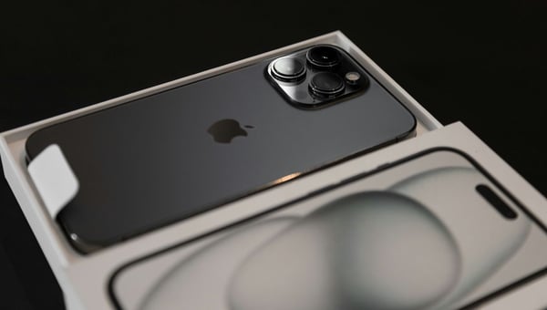Por que Warren Buffett reduz pela metade sua participação na Apple? Descubra