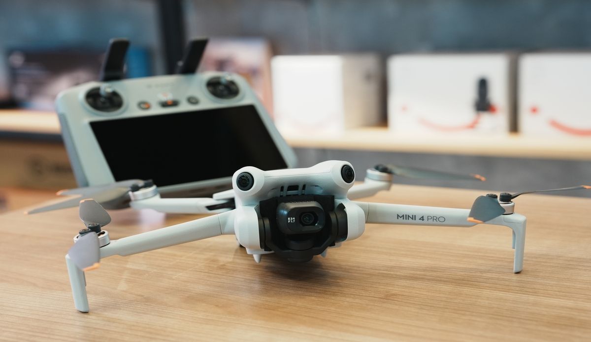 O drone DJI Mini 4 Pro atende as necessidades de gravações amadoras a profissionais. 