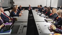 Confiança do consumidor nos EUA cai a 86 em abril