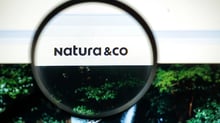 Natura (NTCO3) registra prejuízo líquido 84% menor no 1T25. É hora de investir?