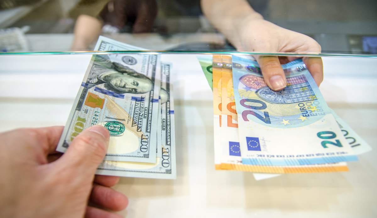 Trocar dólares por euros é uma boa alternativa para quem planeja viajar para Europa. 