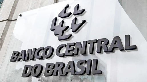 Copom mantém Selic em 15% e sinaliza juros altos por mais tempo