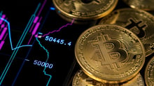 Bitcoin dispara e encosta em máxima histórica. Qual é o motivo da alta do BTC?